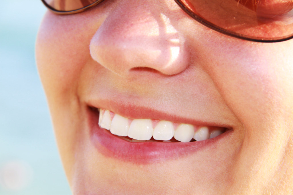 Persona sonriendo con confianza tras un tratamiento dental