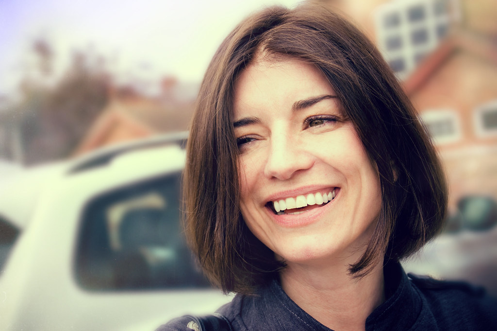 Mujer sonriendo con una sonrisa sana y luminosa